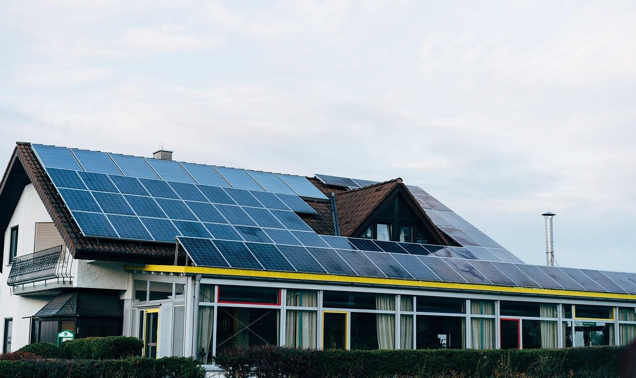 Maison avec panneaux solaires sur le toit et bonne performance énergétique DPE
