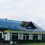 Maison avec panneaux solaires sur le toit et bonne performance énergétique DPE