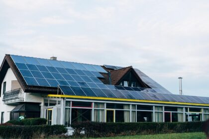 Maison avec panneaux solaires sur le toit et bonne performance énergétique DPE