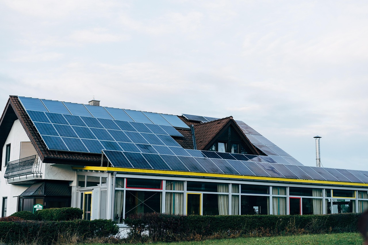 Maison avec panneaux solaires et bonne performance énergétique