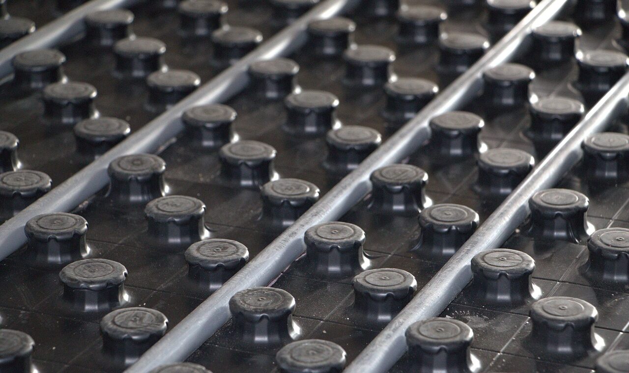 Installation de plancher chauffant avec tubes PER sur isolant polystyrène