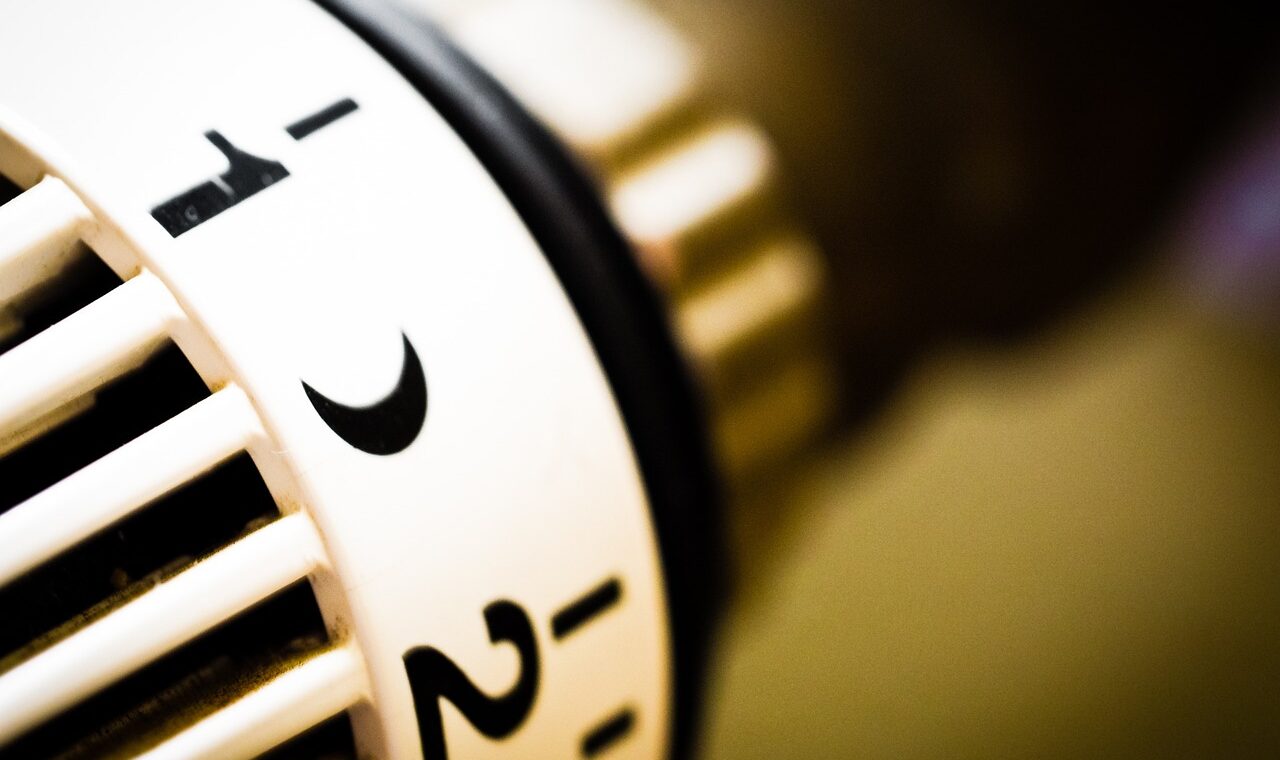 Radiateur et thermostat de chauffage dans une maison pour comparatif PAC vs gaz