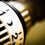 Radiateur et thermostat de chauffage dans une maison pour comparatif PAC vs gaz