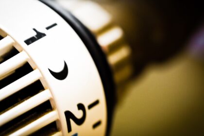 Radiateur et thermostat de chauffage dans une maison pour comparatif PAC vs gaz