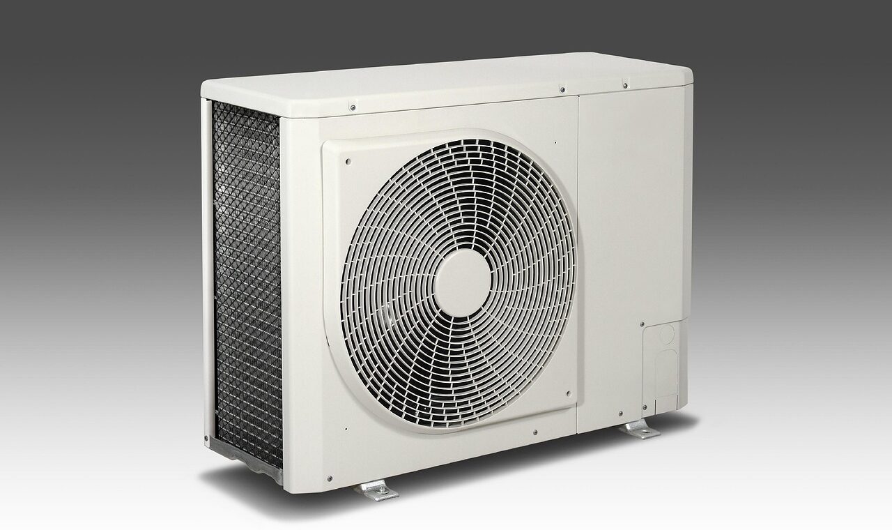 Unité extérieure de pompe à chaleur HVAC installée dans un jardin